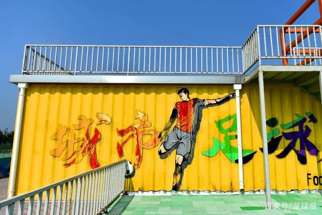 68岁赵本山罕见露面，与王治郅一起看球，见证中国男篮惨败日本